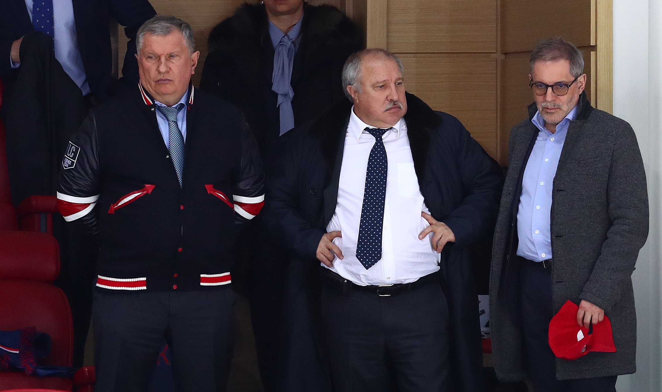 Игорь Сечин, Эдуард Худайнатов, Михаил Леонтьев на хоккейном матче. Фото: Станислав Красильников/ТАСС Игорь Сечин, Эдуард Худайнатов, Михаил Леонтьев. Станислав Красильников/ТАСС